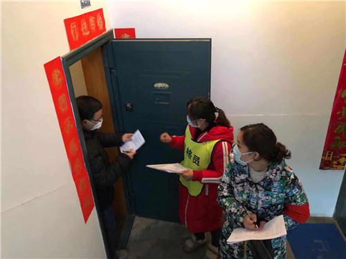 网格员余学梅入户排查武汉返青人员.jpg