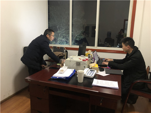 雷增宾（左）与同事在办公.jpg
