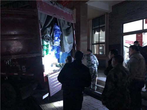 县发改局党员干部们连夜整理购入物资.jpg
