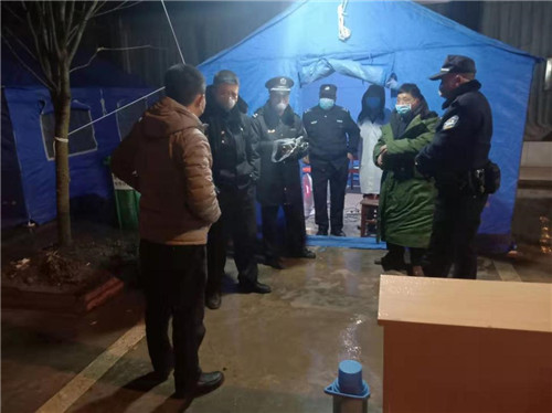 县应急管理局党员干部在关卡值守点了解物资需求情况.jpg