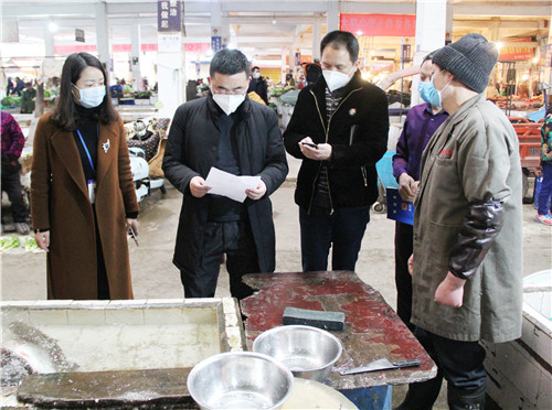 粟红（中）检查岳池县九龙农贸市场水产品进货票据.jpg