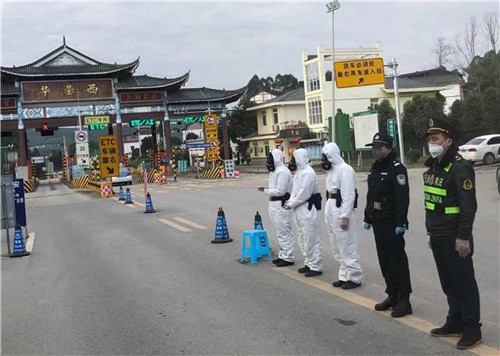 蔡玲与胡昕东执勤时在华蓥西检查卡点偶然相遇。.jpg