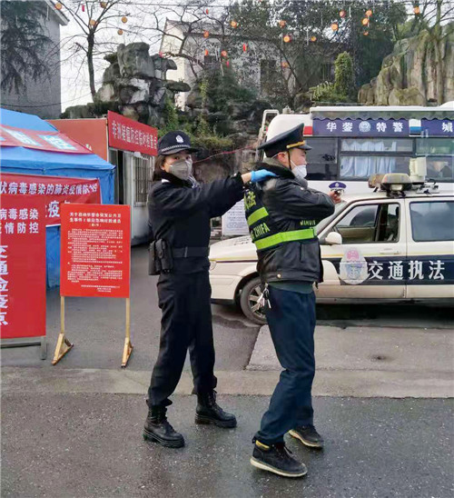 蔡玲上前为胡昕东整理制服着装.jpg