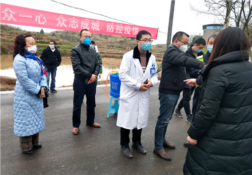 图1为县科协主席鲁四平(前排左二)在九龙镇督导疫情防控工作.jpg 图1为县科协主席鲁四平(前排左二)在九龙镇督导疫情防控工作.jpg