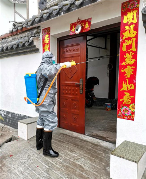 疾控人入户消毒.jpg