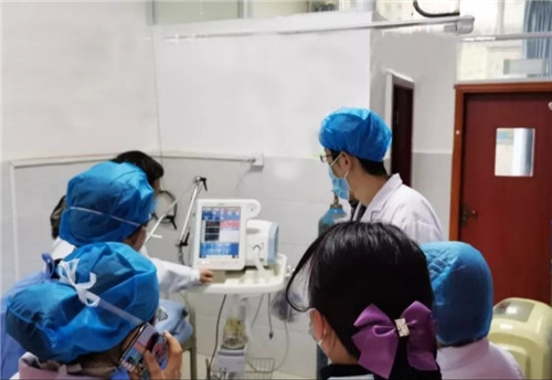 医务人员学习呼吸机的使用.jpg