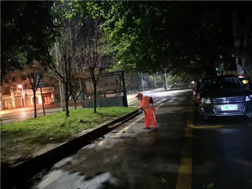 清晨里 环卫工人正在打扫街道.jpg