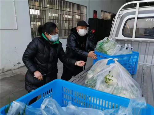 绿之源的工作人员正在清点货物.jpg