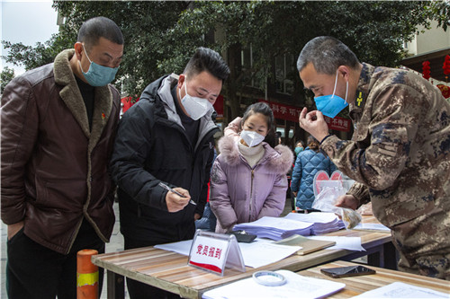 彭山区凤鸣街道粼江小区党员在临时党支部报名。梁卫东 摄.jpg