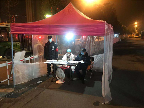 交运一线战士春节坚守在彭山北站公交站卡点.jpg