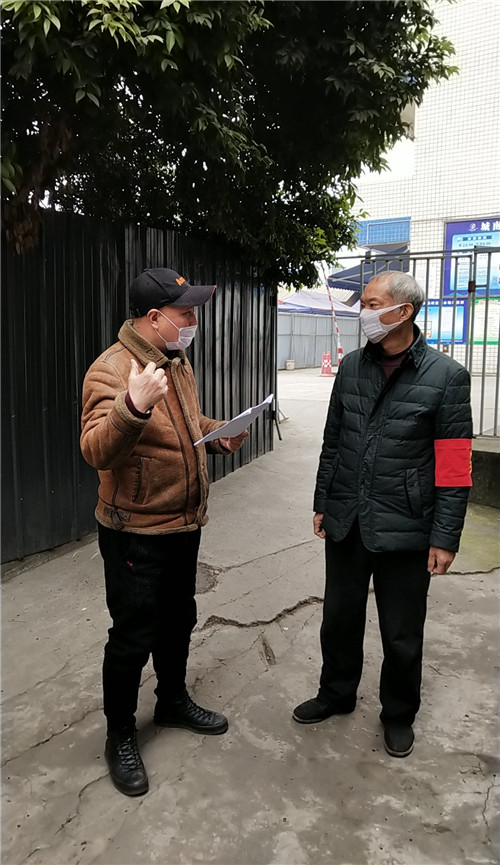 校长方学龙对老校区门卫进行督促指导.jpg