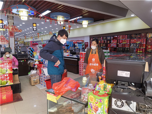 罗建超询问超市营业情况.jpg 罗建超询问超市营业情况.jpg