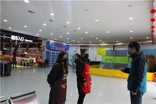 罗建超向超市负责人做工作.jpg 罗建超向超市负责人做工作.jpg