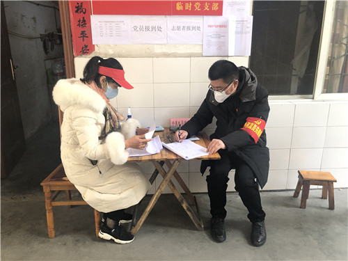 小区临时党支部上的夫妻档
