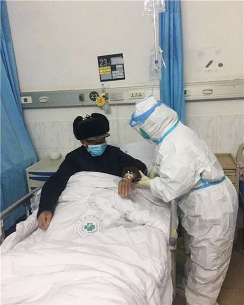 抗疫一线  党旗飘扬党徽耀
