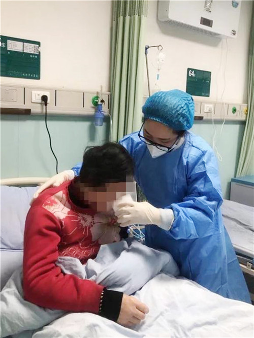 杨小芳正在护理病人.jpg