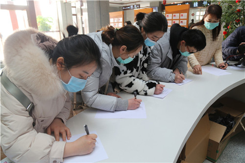 5名护士出发前在医院的就诊接待台写入党申请书.jpg