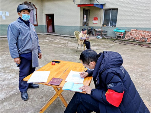 彭强正在入户排查.jpg