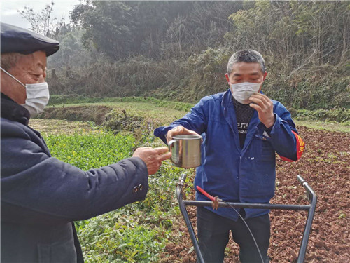 五保户杨文生特意从家里找出一个新杯子装满茶水给党员先锋队.jpg
