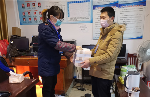 图为县科协向各社区发放《新型冠状病毒感染的肺炎防控知识100问》科普书籍4.jpg