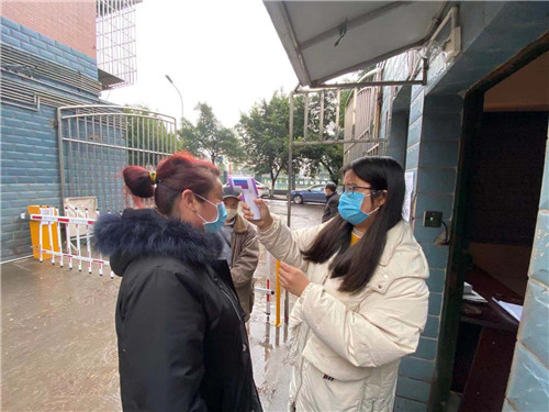 为小区居民测量体温志愿服务.jpg