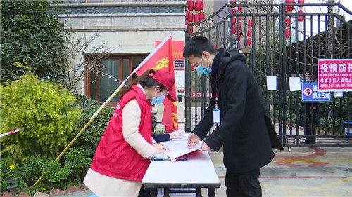 ▲县委组织部干部帅鹏（右）为志愿者李婷（左）送来人才引进协议.jpg
