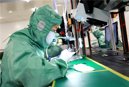 在信利高端显示科技有限公司模组车间，工人们正在岗位上忙碌。.jpg
