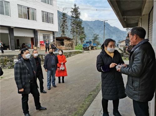 暖心!党员干部捐购中药送村民