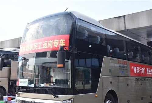 农民工乘返岗专车出发前往广东.jpg
