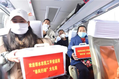 返岗农民工搭乘“春风行动”返岗专车.jpg
