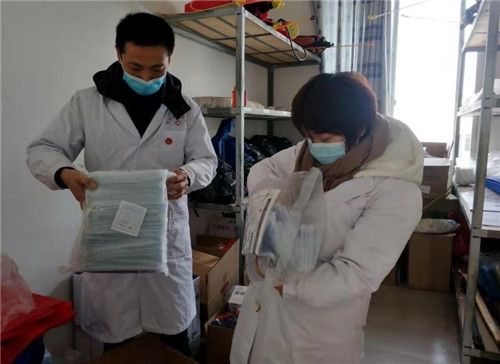 刘曾（右）和同事正在整理物资.jpg