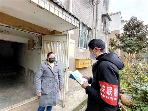 网格员正在入户排查.jpg