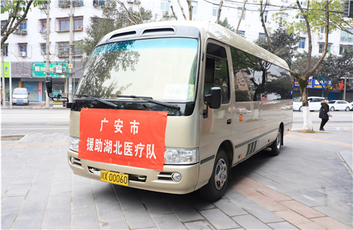 搭乘10名医护人员的车辆.jpg