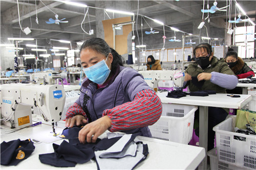 2月14日，四川金手指服装有限公司生产车间内，工人佩戴口罩正有条不紊缝制口罩…点项目企业复工复产。（摄影：张兵）.jpg