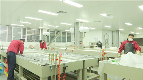 珂玛材料公司工人正在车间抓生产.jpg