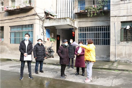3、临时党支部进行住户排查.jpg