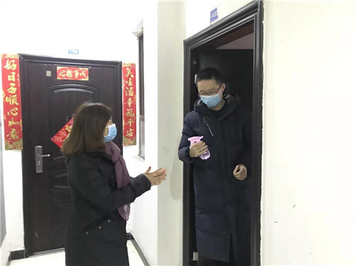 唐凤鸣为三对户人员送酒精.jpg