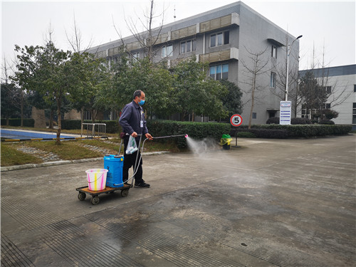 企业对厂区进行消毒.jpg