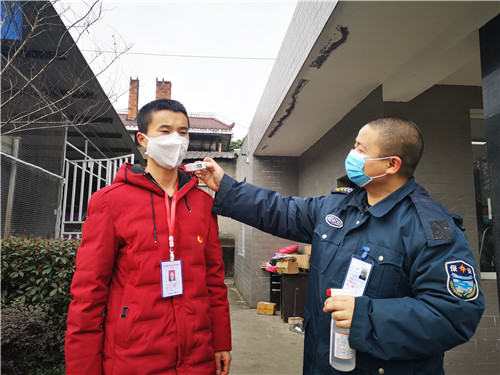 企业对员工进行体温检测和消毒.jpg