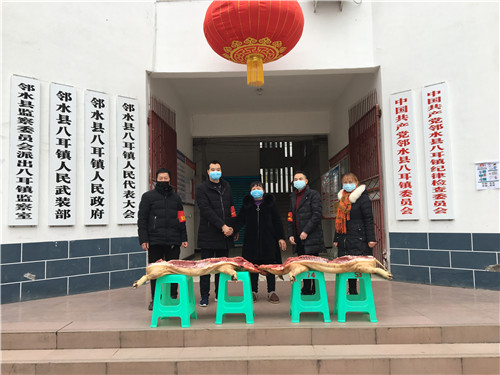 邻水县：杀头猪儿送“前线”