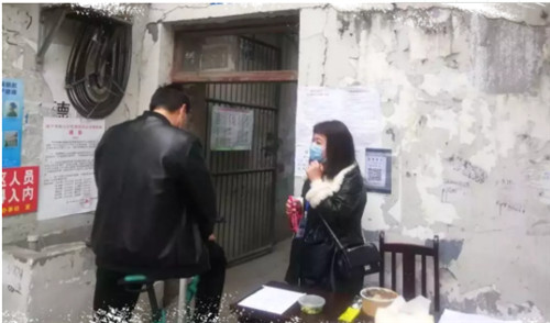 检察人员杨唯正在某防疫卡口值守.jpg
