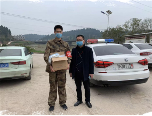 向三圣村捐赠口罩等防疫物资.jpg