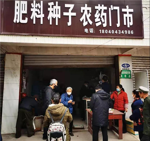 村民购买农资.jpg