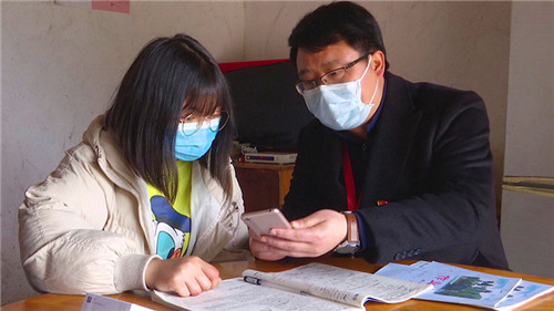 ▲爱心企业负责人为毛燕琪进行线上学习现场指导.jpg
