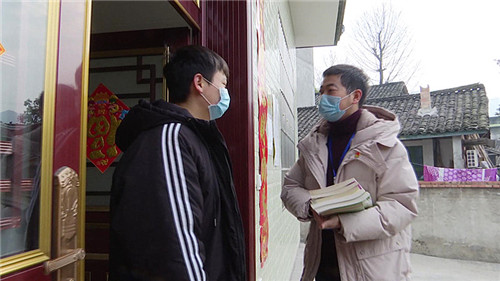 ▲第一书记沈航帆为姜风送上爱心读本.jpg