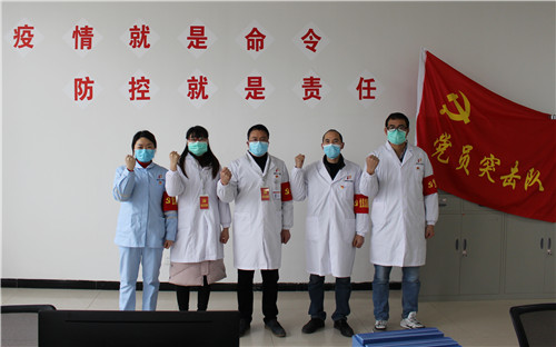 吕大文带领党员突击队宣誓.jpg