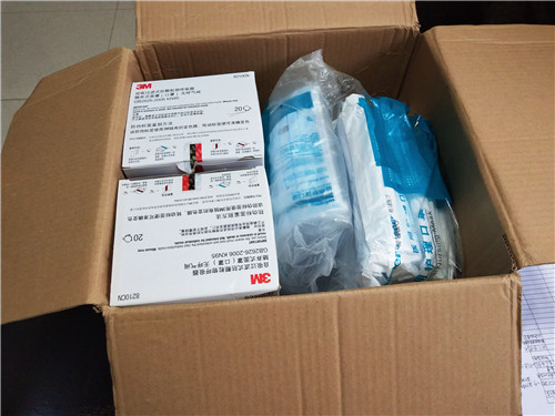 李晓林同志捐赠的口罩.jpg