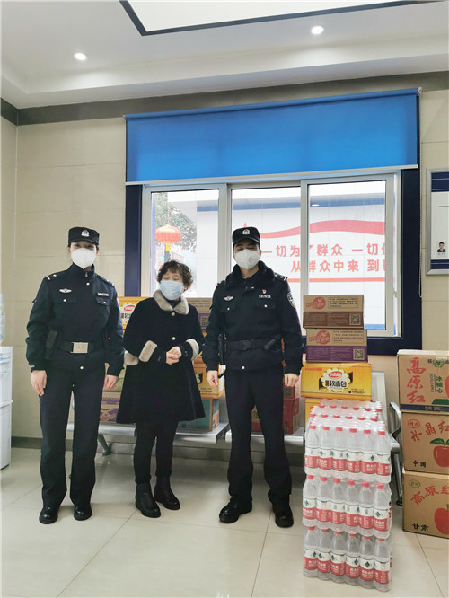 热心群众给双河派出所送来矿泉水、面包等慰问品.jpg