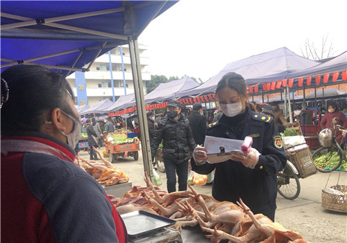 执法人员检查经营户检疫发票.jpg