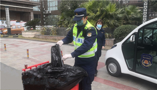 执法人员督查废弃口罩收集情况.jpg